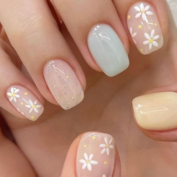 Daisy Dream Nails Design
