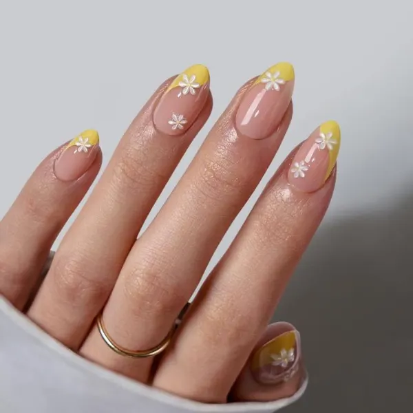 Daisy Pop Nail Design